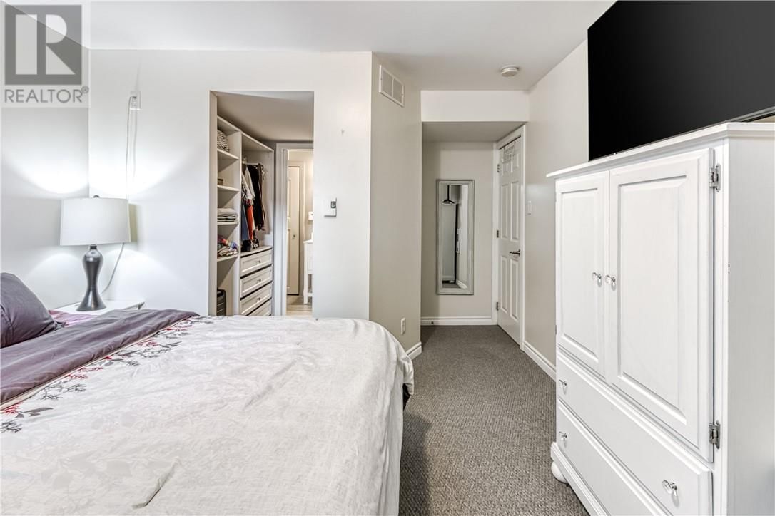 989 ARTHUR STREET Image 26