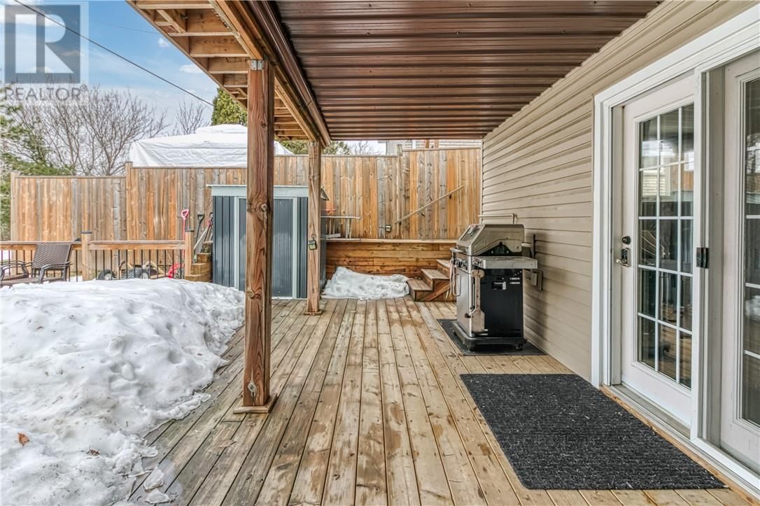 989 ARTHUR STREET Image 32