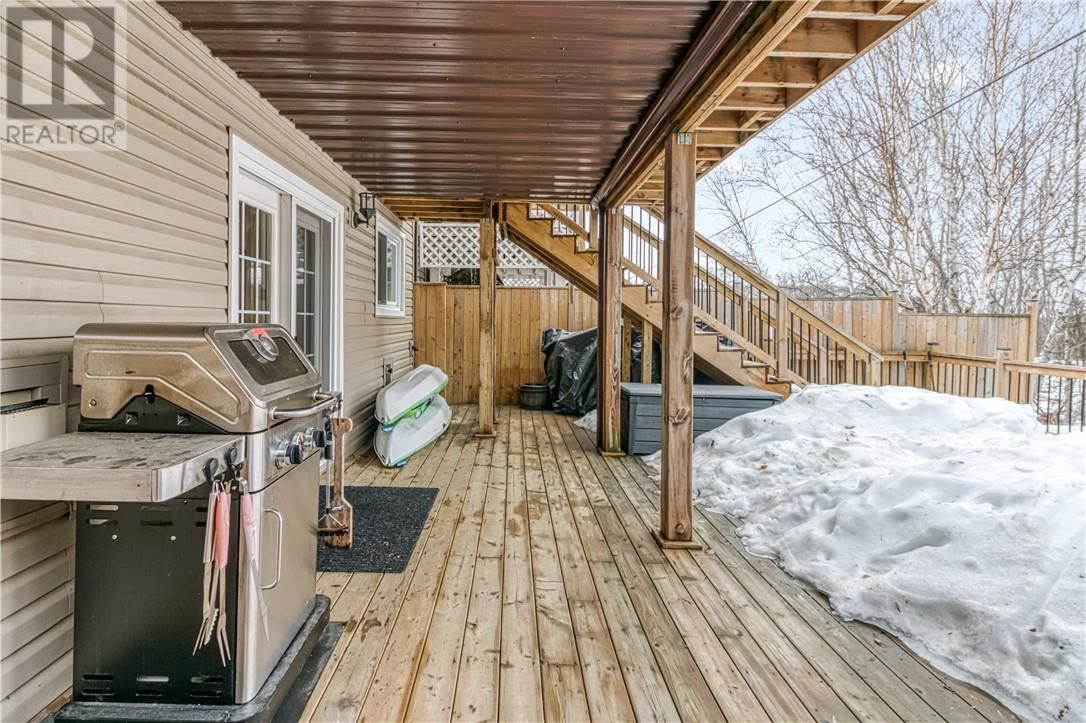 989 ARTHUR STREET Image 33