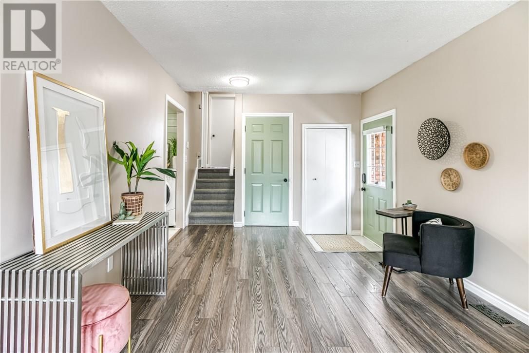 989 ARTHUR STREET Image 4