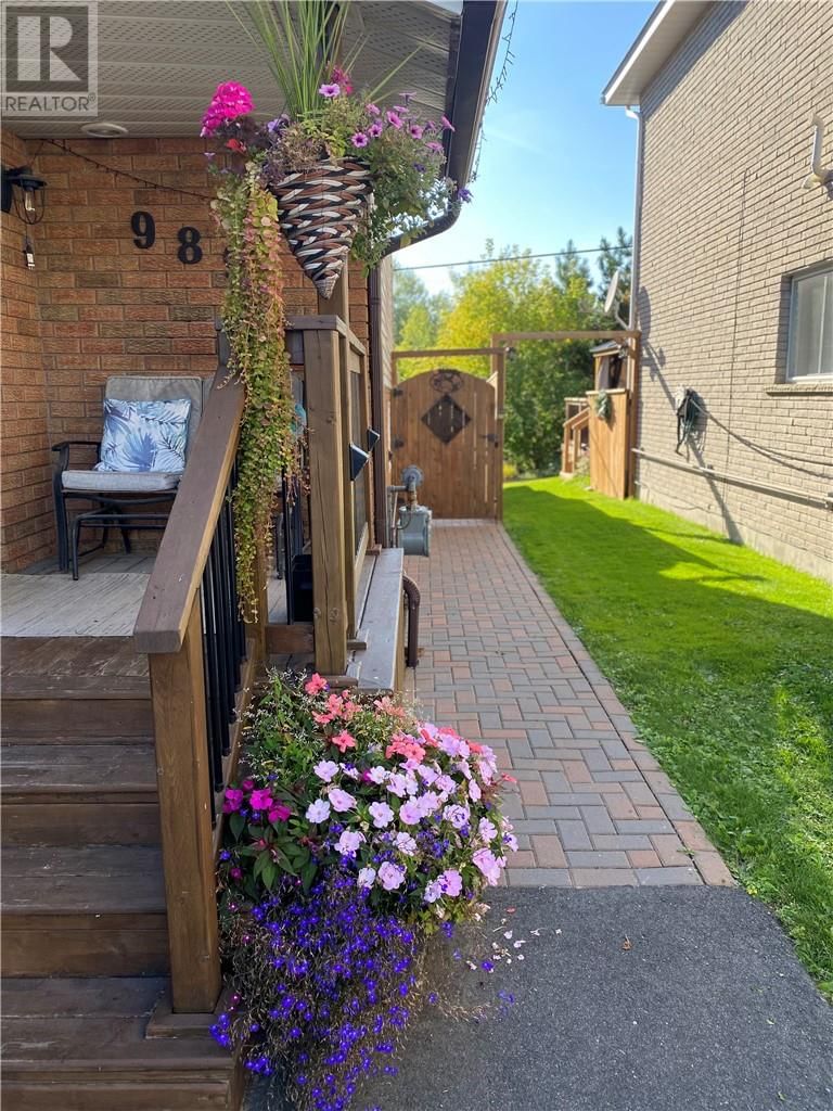 989 ARTHUR STREET Image 44