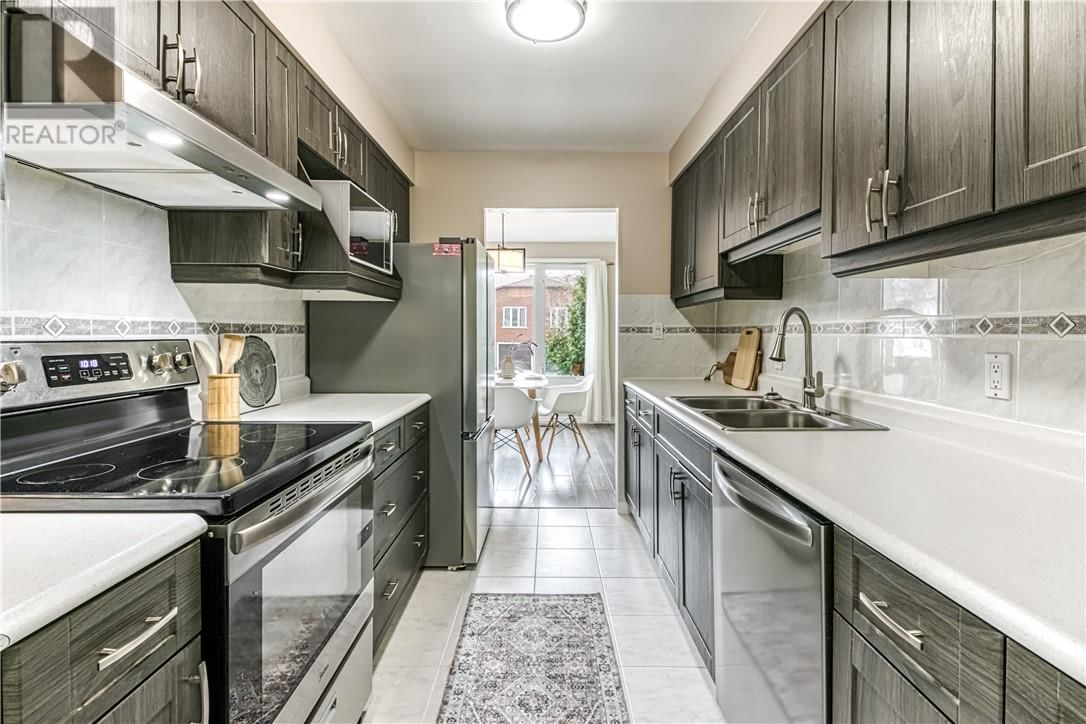 989 ARTHUR STREET Image 9