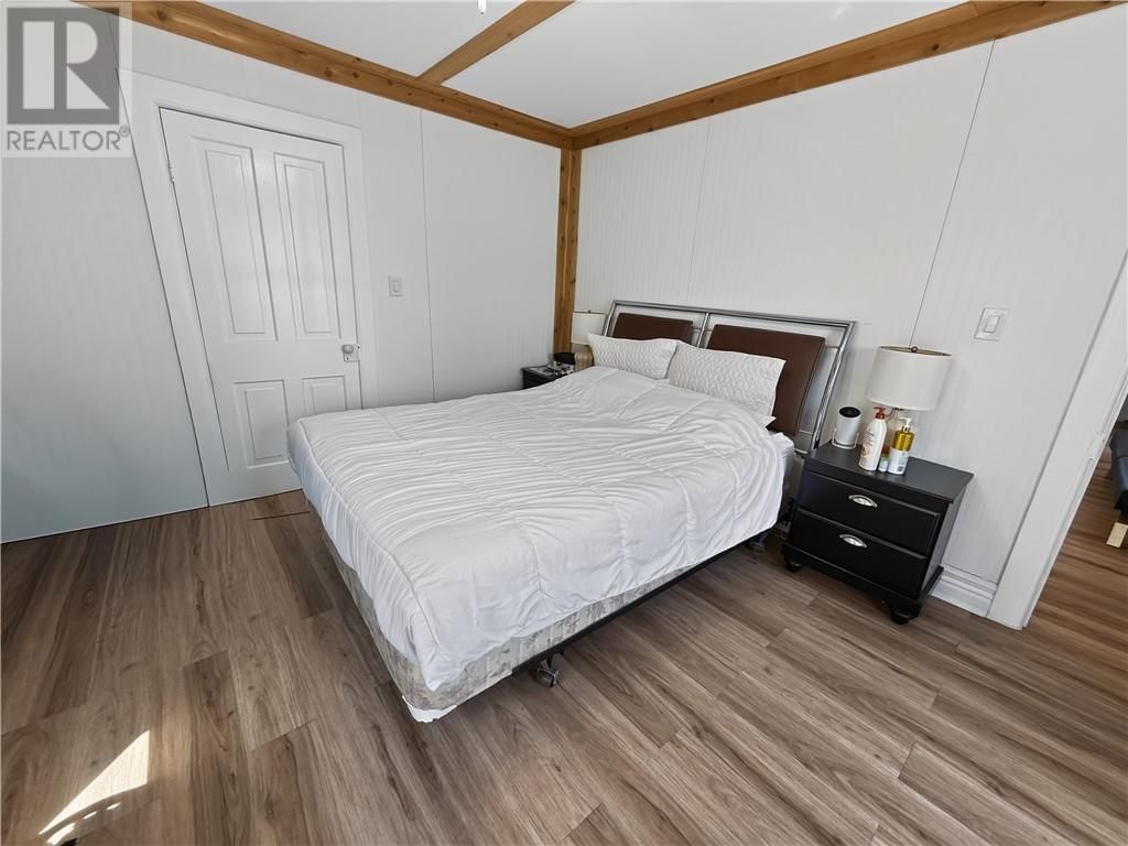 4 ELEANOR STREET Image 23