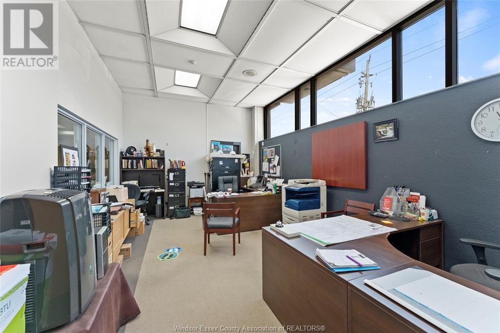 MAIN FLOOR - 850 OUELLETTE AVENUE Image 10