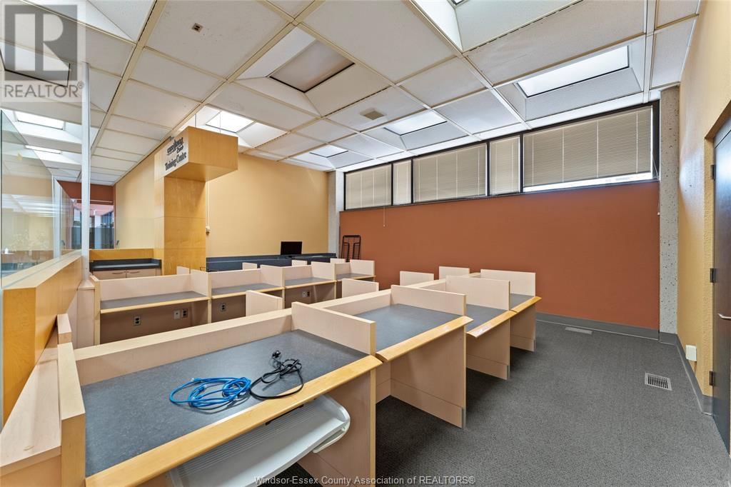 MAIN FLOOR - 850 OUELLETTE AVENUE Image 12