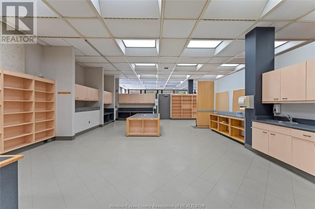 MAIN FLOOR - 850 OUELLETTE AVENUE Image 16