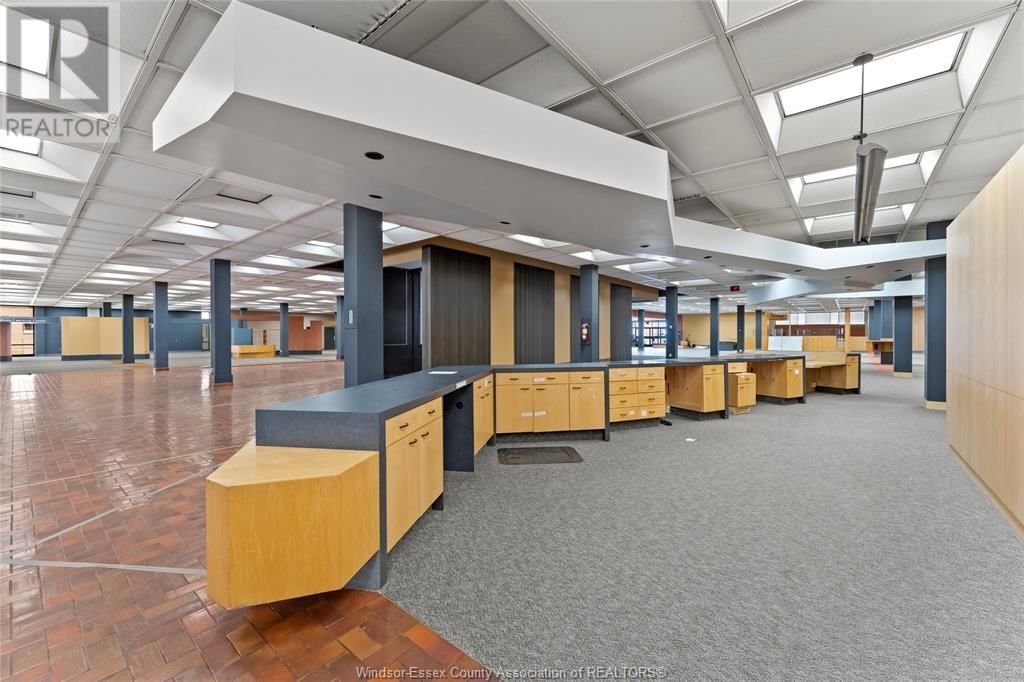 MAIN FLOOR - 850 OUELLETTE AVENUE Image 17