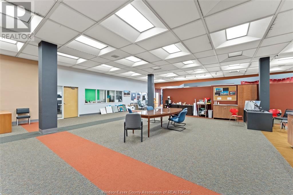 MAIN FLOOR - 850 OUELLETTE AVENUE Image 9