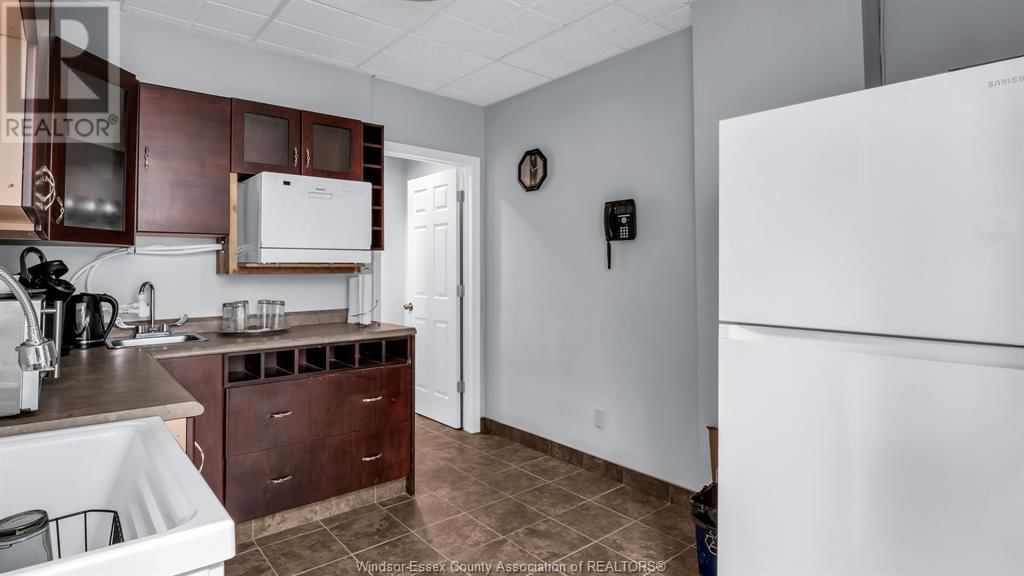 484 PELISSIER STREET Image 13