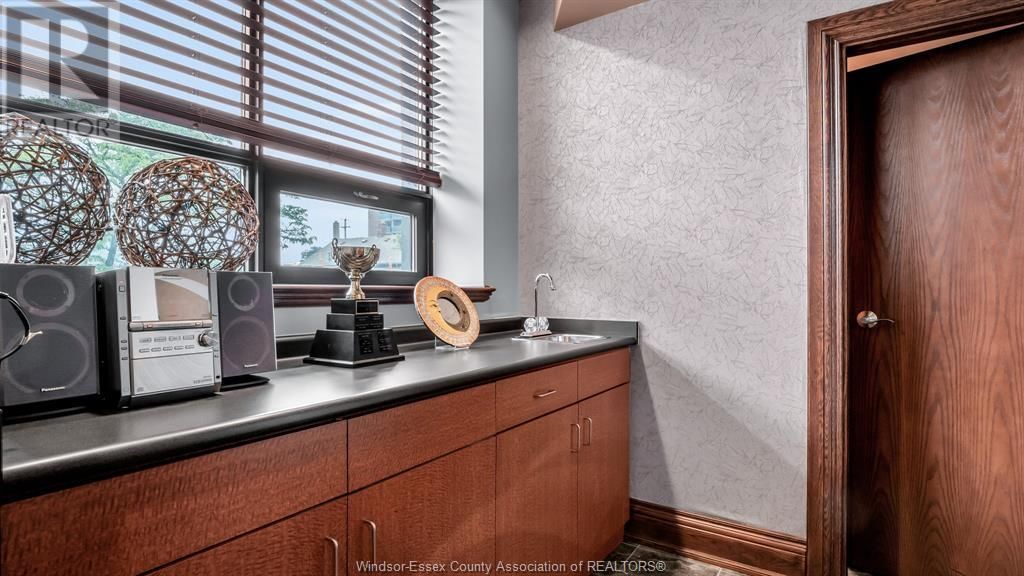 484 PELISSIER STREET Image 19