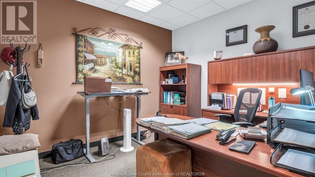 484 PELISSIER STREET Image 23