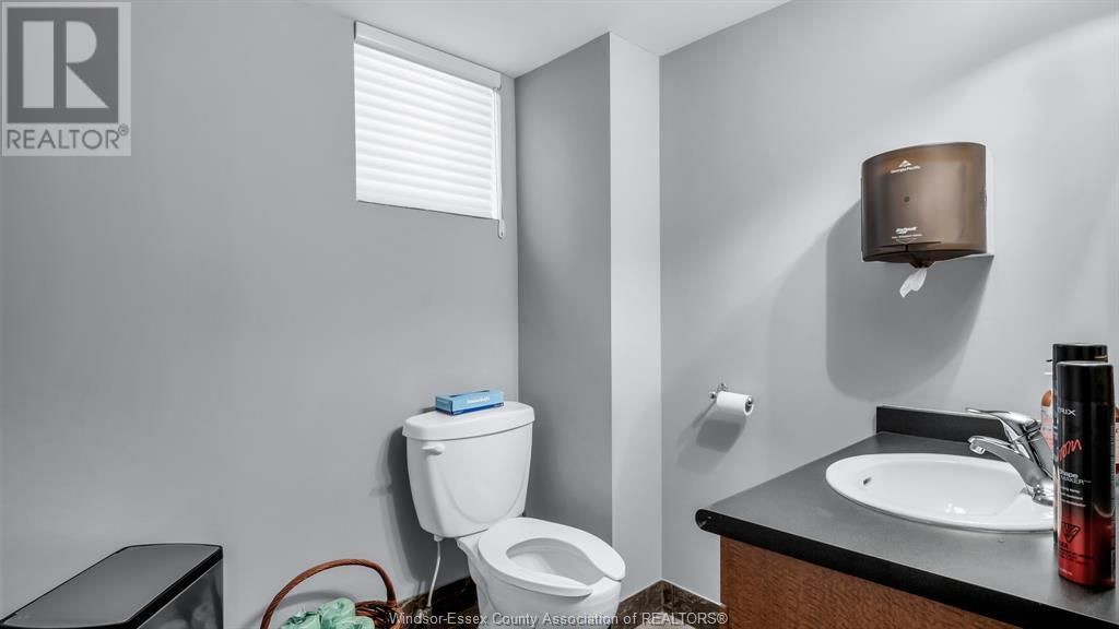 484 PELISSIER STREET Image 28
