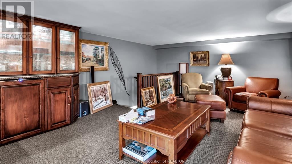 484 PELISSIER STREET Image 31