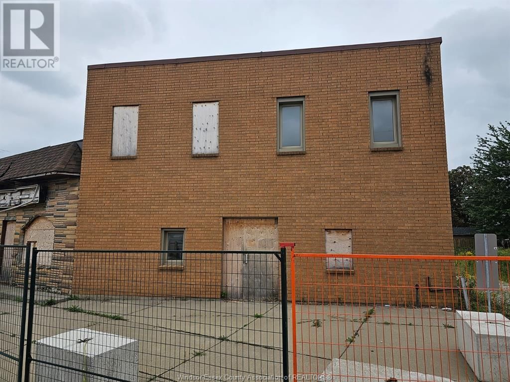 24 ERIE STREET NORTH Image 2