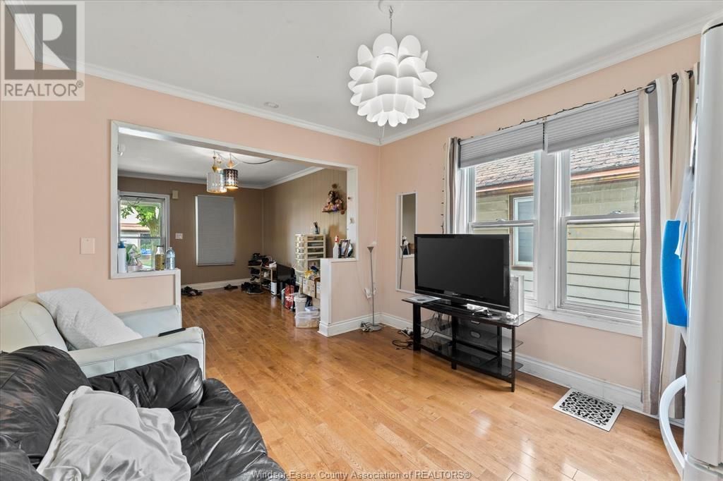 672 MCKAY AVENUE Image 7