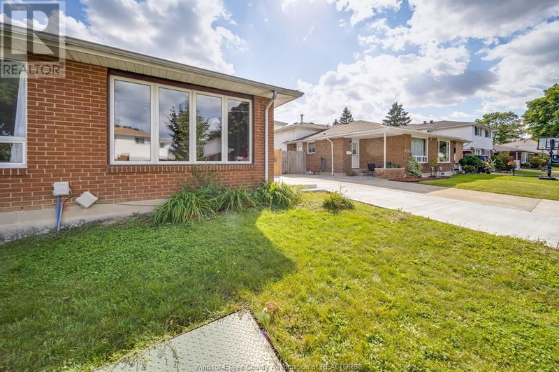 9793 LYNNGROVE Crescent  Windsor, N8R1B8 | Image 3