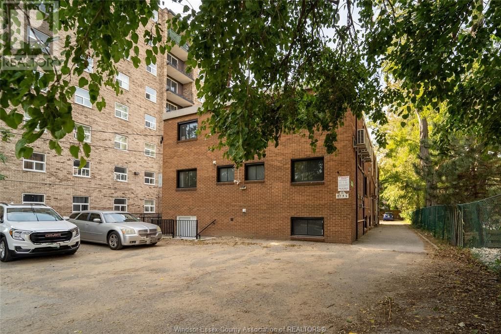 3150 Peter Unit# 8 Image 9