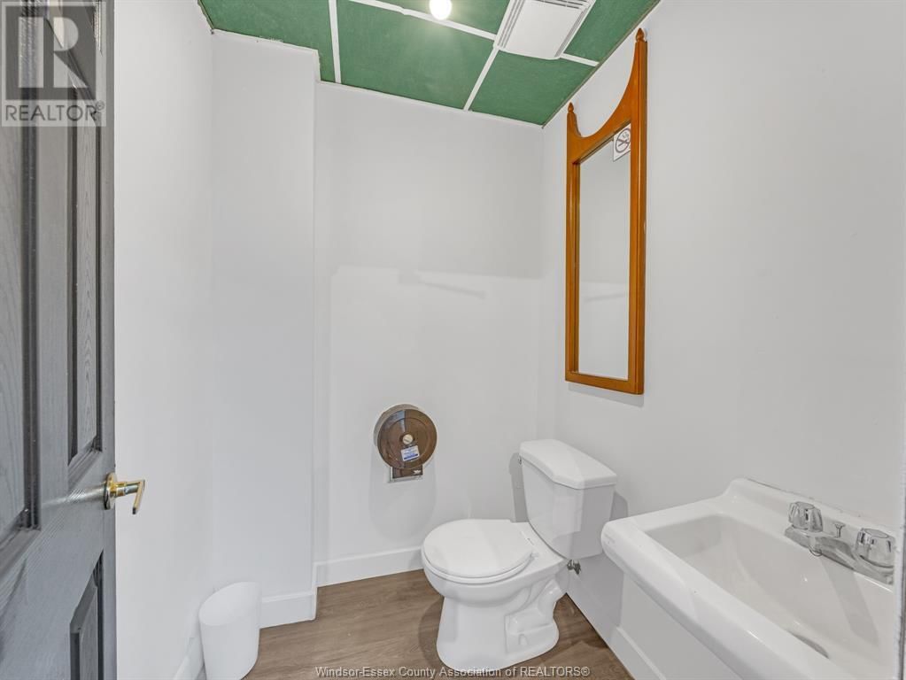 1572 TECUMSEH ROAD EAST Image 37