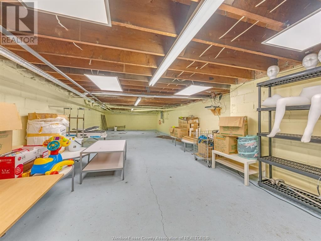1572 TECUMSEH ROAD EAST Image 43