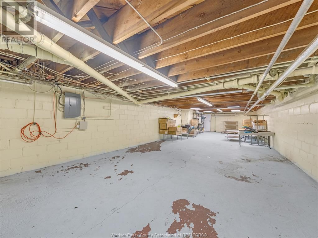 1572 TECUMSEH ROAD EAST Image 44