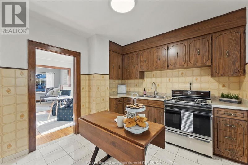 1621 ELSMERE Avenue  Windsor, N8X4H5 | Image 12