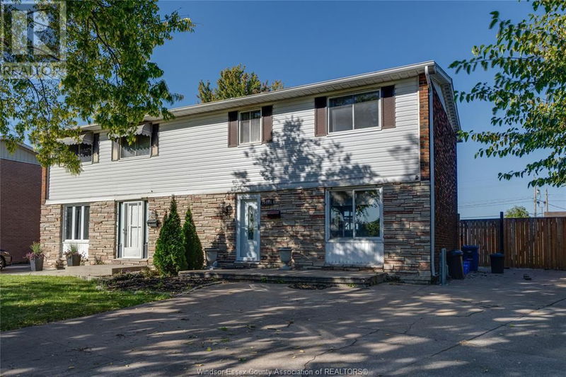 10468 SHENANDOAH Crescent  Windsor, N8R1B5 | Image 2