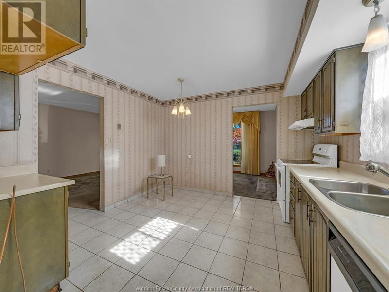 2977 FOREST GLADE Drive  Windsor, N8R1L6 | Image 7