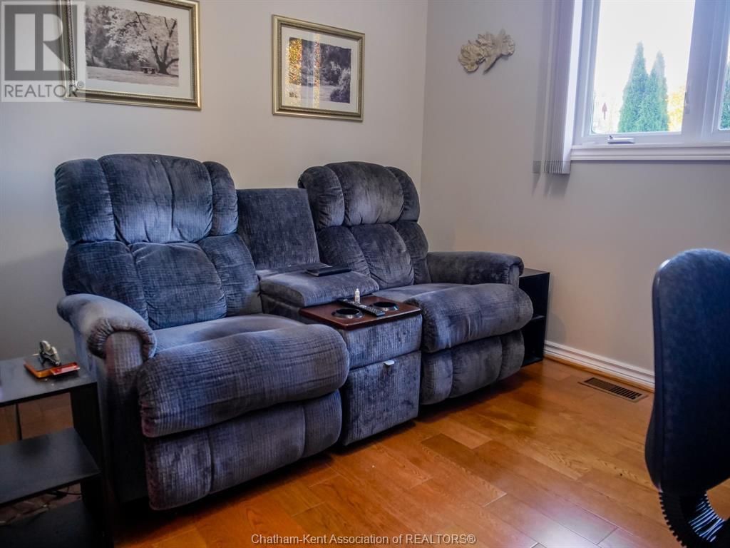 16 OAKGROVE LANE Image 20