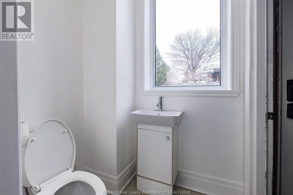 232 ERIE STREET WEST Image 4