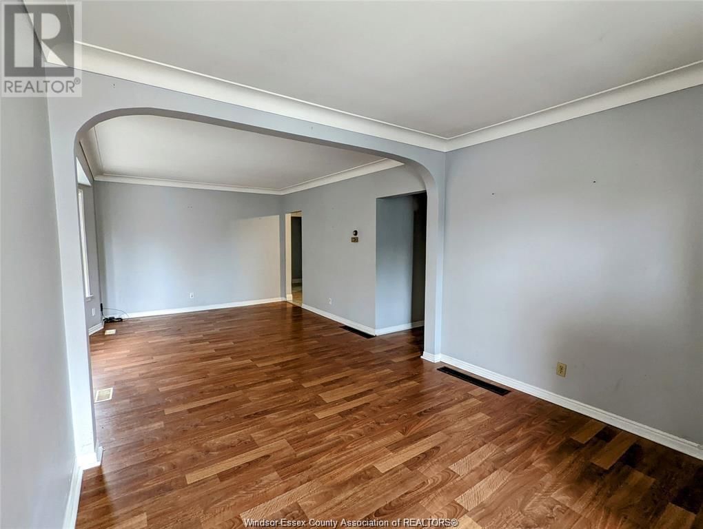 748 PIERRE AVENUE Unit# MAIN FLR Image 3