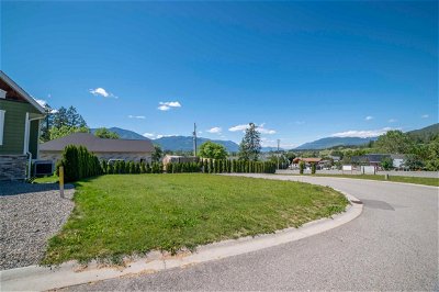 Image #1 of Commercial for Sale at 3 - 405 Canyon Street, Creston, British Columbia