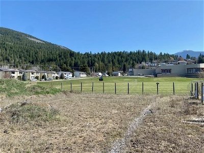 Image #1 of Commercial for Sale at 324 16th Avenue N, Creston, British Columbia