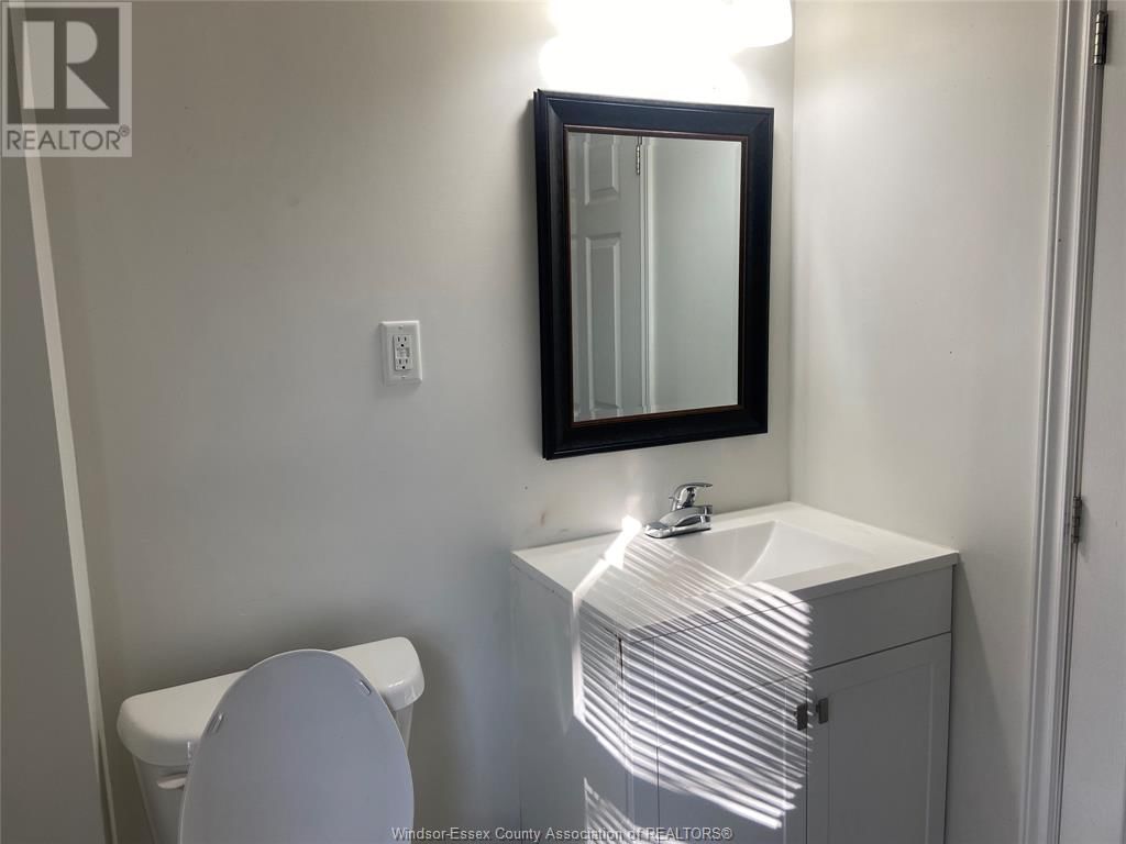 984 ELLROSE AVENUE Image 10