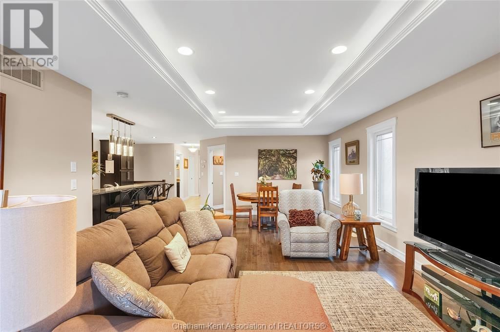 484 TWEEDSMUIR AVENUE WEST Image 27