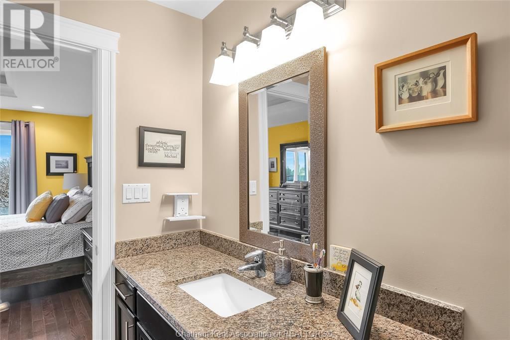 484 TWEEDSMUIR AVENUE WEST Image 33