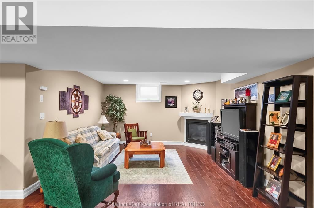 484 TWEEDSMUIR AVENUE WEST Image 37
