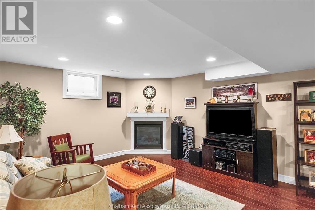 484 TWEEDSMUIR AVENUE WEST Image 38