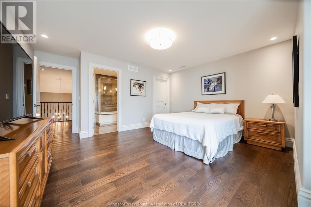 12082 & 12 RIVERSIDE DRIVE Image 24
