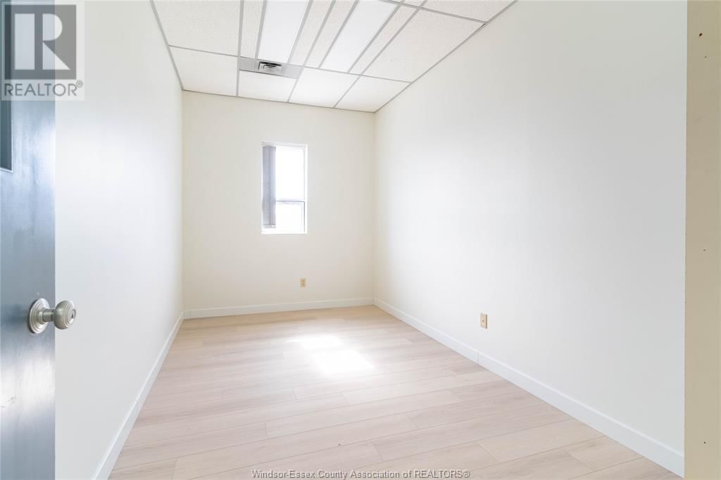 2594 HOWARD AVENUE Image 11