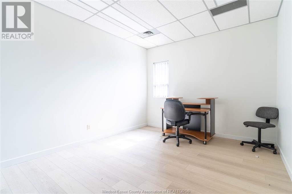 2594 HOWARD AVENUE Image 14