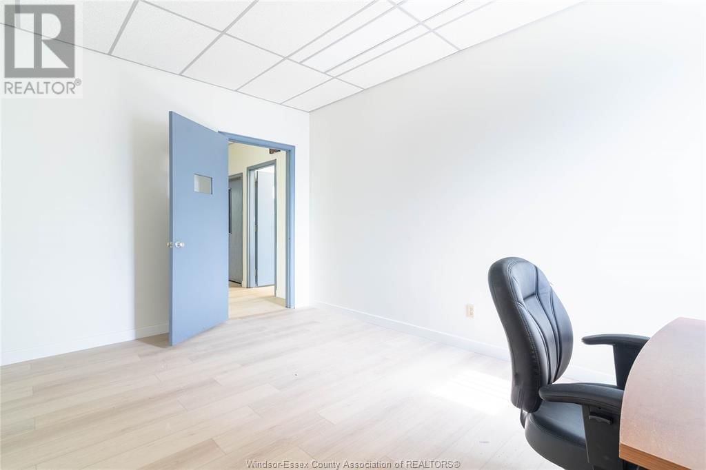 2594 HOWARD AVENUE Image 15