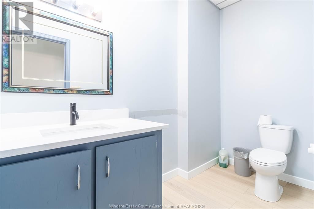 2594 HOWARD AVENUE Image 19