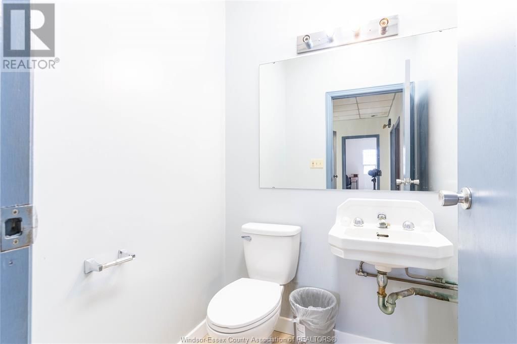 2594 HOWARD AVENUE Image 20