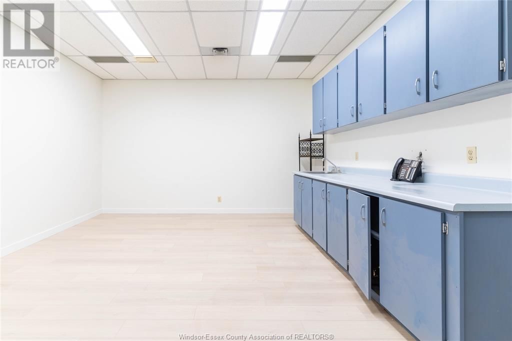 2594 HOWARD AVENUE Image 23