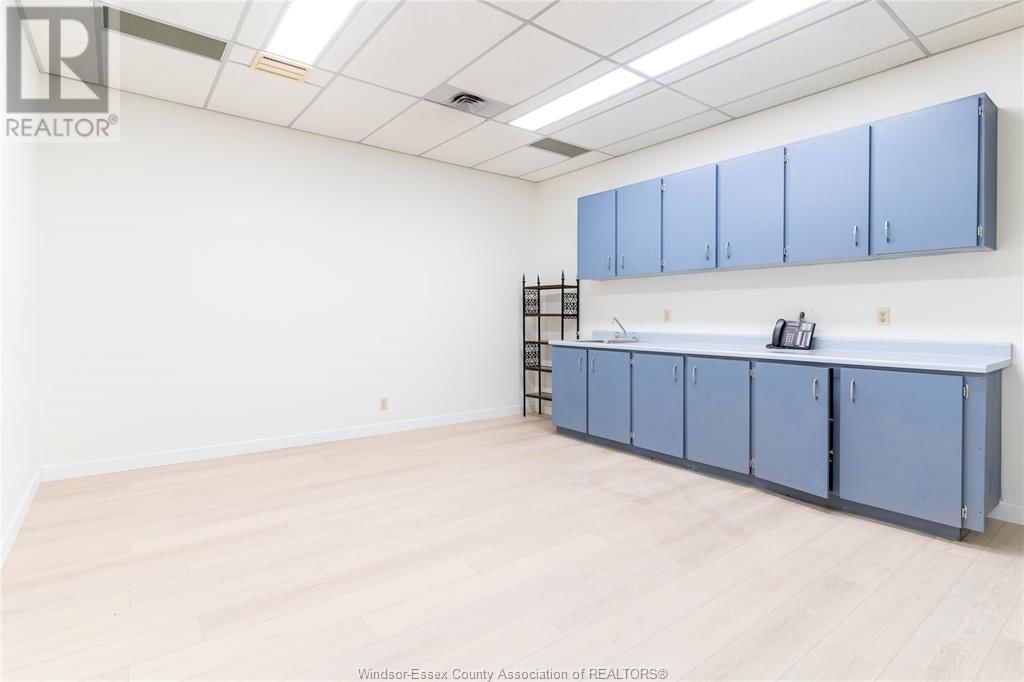 2594 HOWARD AVENUE Image 24
