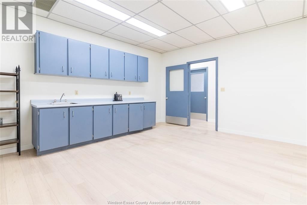 2594 HOWARD AVENUE Image 25
