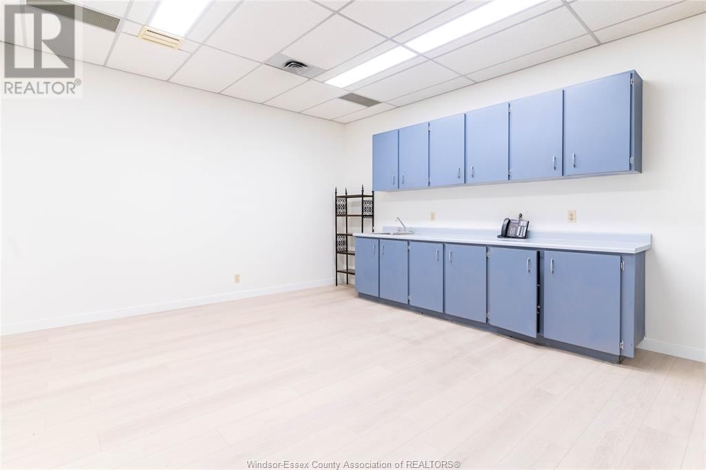 2594 HOWARD AVENUE Image 26