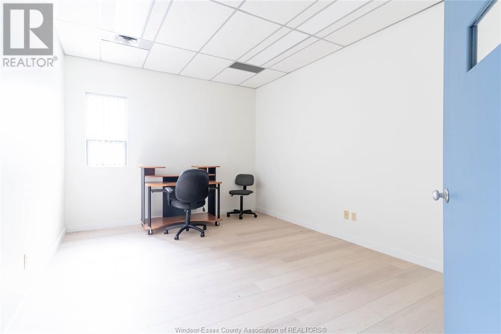 2594 HOWARD AVENUE Image 28