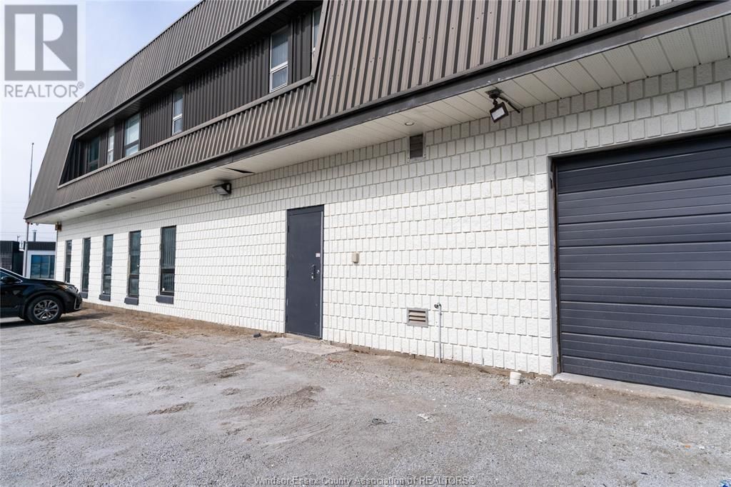 2594 HOWARD AVENUE Image 31