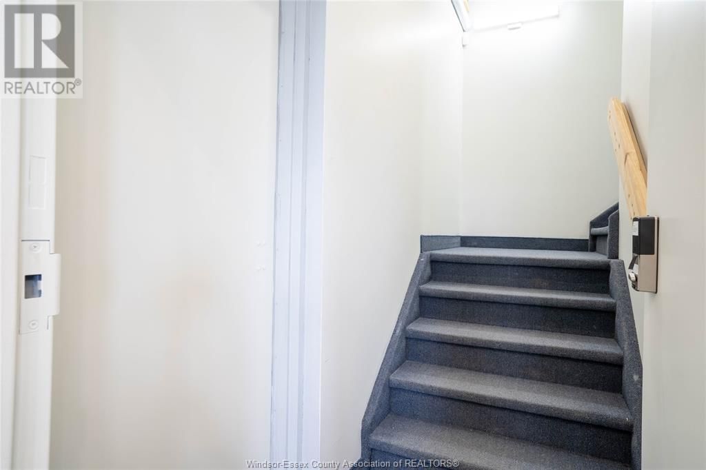 2594 HOWARD AVENUE Image 32